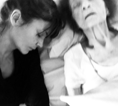 Supermodelo Helena Christensen acompanha últimos dias de vida da avó de 100 anos