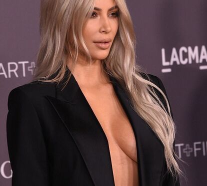 Kim Kardashian surpreende ao vestir smoking do marido sem nada por debaixo