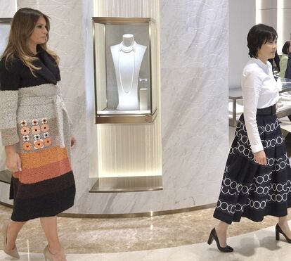 Melania Trump usa casaco de 4 mil euros no Japão