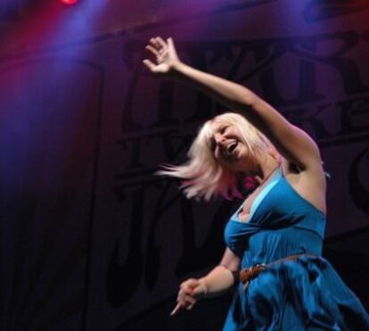 Cantora Sia publica fotografia nua para impedir que seja vendida