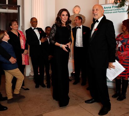 Kate mostra-se radiante com barriguinha de grávida