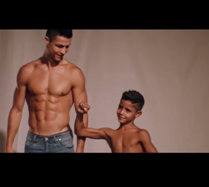 CR7 e Cristianinho criam linha de roupa infantil