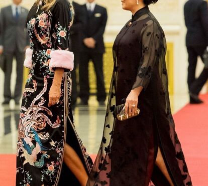 Em visita ao Extremo Oriente, Melania Trump inspira-se em looks chineses