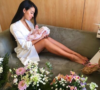 Embevecida, Georgina diz que Alana a deixa 'inebriada e louca de amor'