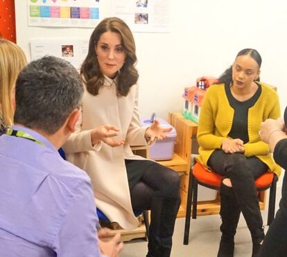Kate Middleton mostra brilho da gravidez durante visita oficial