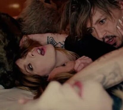 Johnny Depp em 'ménage à trois' no novo videoclipe de Marilyn Manson