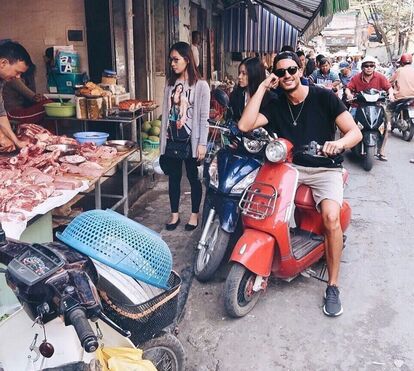 Ruben Rua mostra corpo atlético enquanto monta um elefante