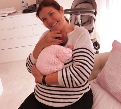 Sorriso rasgado: Dolores finalmente com Alana Martina ao colo