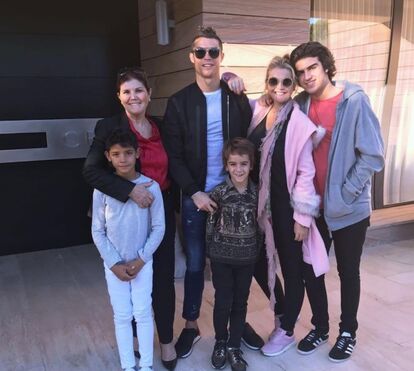 A viver uma fase complicada em campo, Ronaldo refugia-se na família