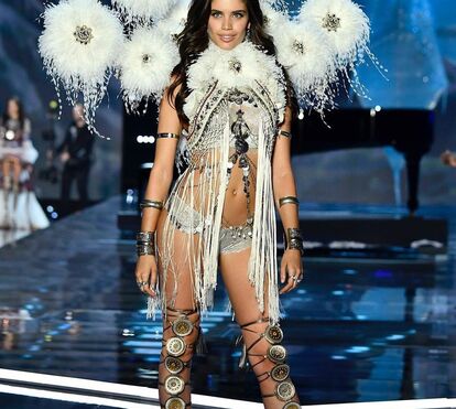 Sara Sampaio arrasa em lingerie no desfile do ano