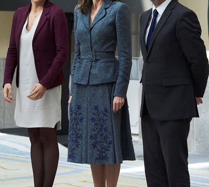 Letizia opta por visual conservador com conjunto em tweed