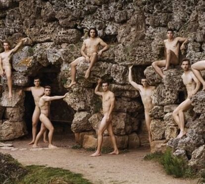 A tradição volta a cumprir-se: alunos tiram a roupa para calendário solidário