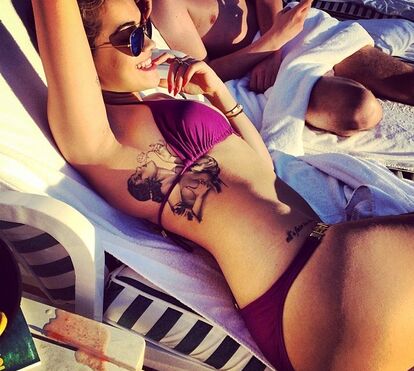 Rita Ora surpreende com fotografia ousada e muita sensualidade
