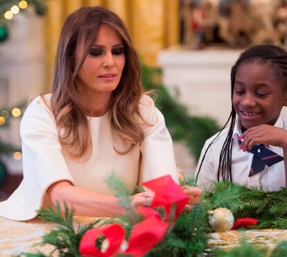 Melania Trump brinca com crianças e mostra o Natal na Casa Branca