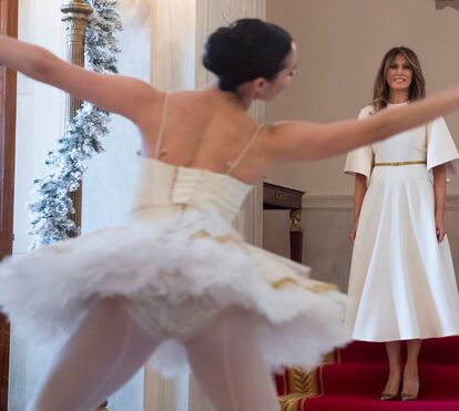 Melania Trump, um 'anjo' em Dior à espera do Natal
