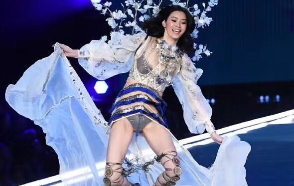 Ming Xi não perdeu o sorriso