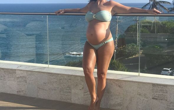 Ivete Sangalo aproveita um dia de sol "com muita alegria"