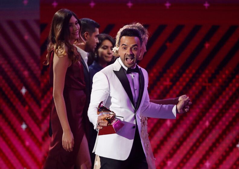 Luis Fonsi com o prémio canção do ano, por 'Despacito'