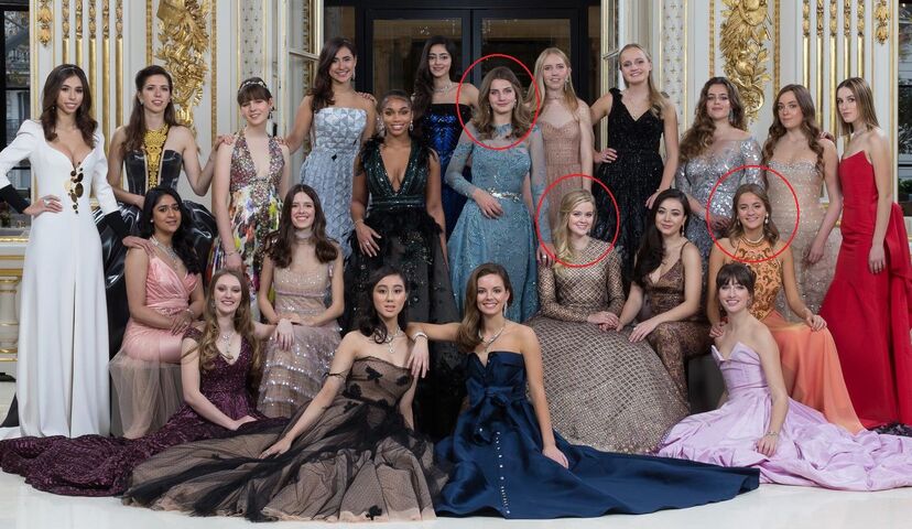 Amina Martínez de Irujo, de azul, a infanta Maria Francisca, de laranja, e Ava Phillippe, filha da atriz Reese Witherspoon, de dourado.