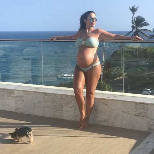 Ivete Sangalo aproveita um dia de sol "com muita alegria"