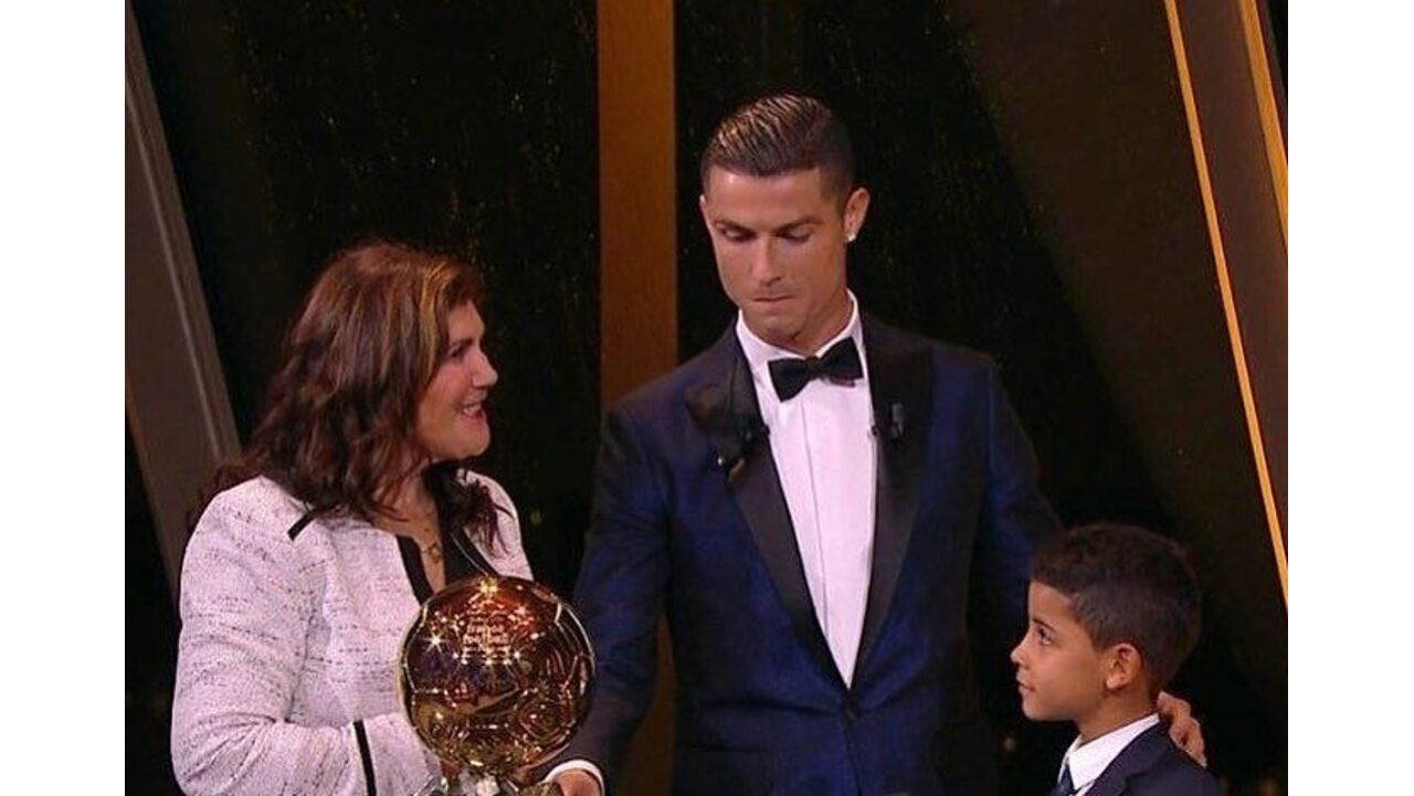 Cristiano Ronaldo recebe Bola de Ouro da FIFA pela segunda vez - SIC  Notícias