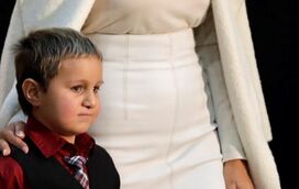 Melania Trump: look branco total em visita a hospital de crianças