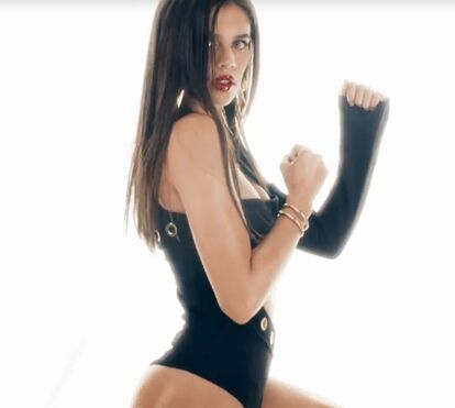 Ups! Sara Sampaio arrisca golpe de karaté e mostra partes íntimas 