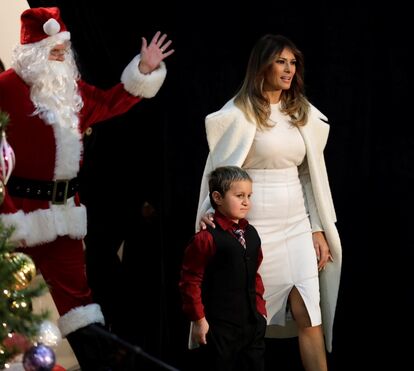 Melania Trump: look branco total em visita a hospital de crianças