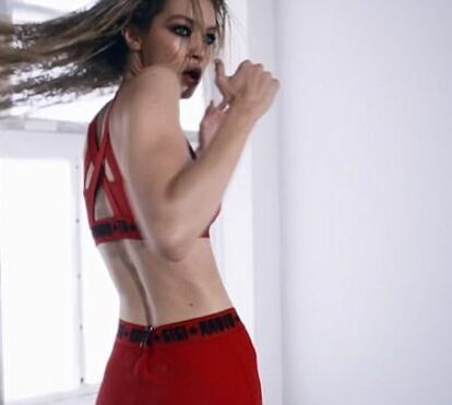Anjo da Victoria's Secret faz produção sem depilação