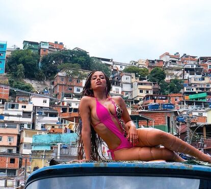 Anitta dá que falar em novo vídeo, onde arrasa com biquíni reduzido