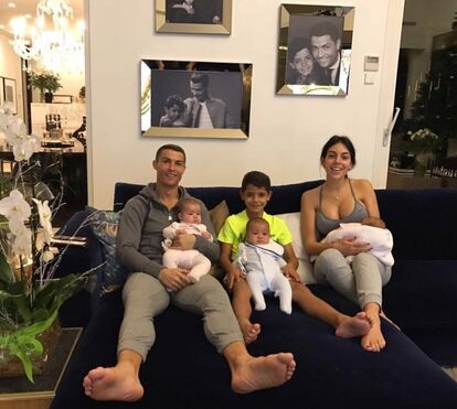 Todos juntos pela primeira vez: Cristiano posa com os filhos e Georgina