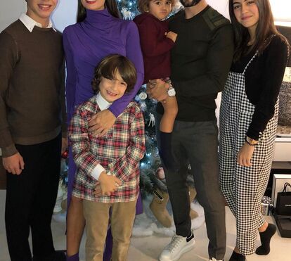 Simão Sabrosa descansa a jogar 'PlayStation' enquanto a mulher limpa a casa