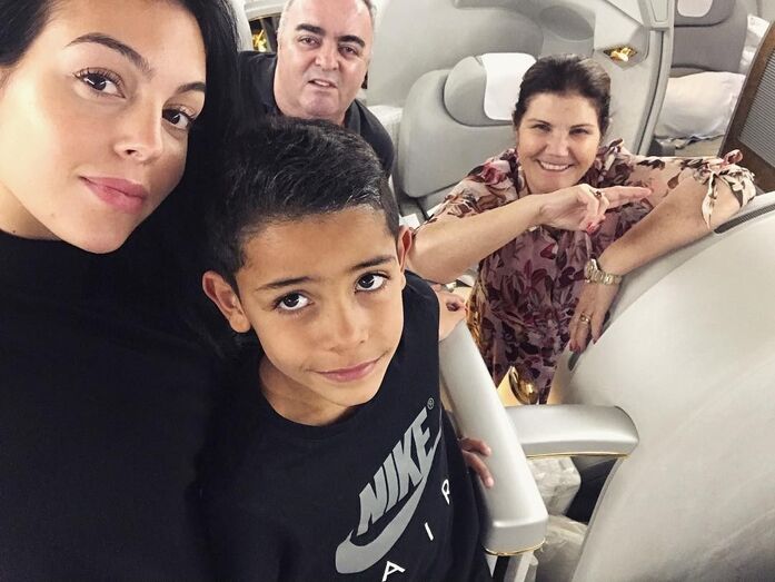 Georgina Rodríguez, Cristianinho e Dolores Aveiro em viagem para o Dubai 