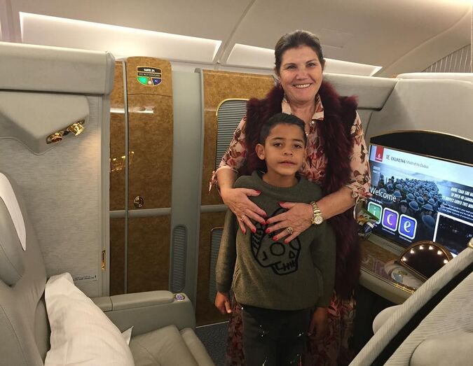 Dolores Aveiro com o neto, Cristianinho, a caminho do Dubai, em 1.ª classe