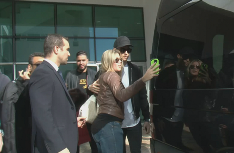 Fãs esperavam o melhor jogador do mundo no Aeroporto Cristiano Ronaldo