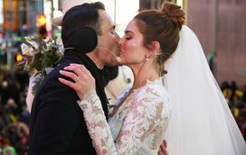 A atriz e apresentadora Maria Menounos casou na passagem de ano em plena Times Square