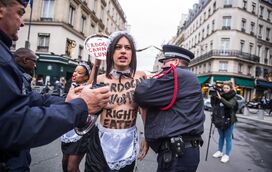 Manifestação em 'topless' leva polícia a atuar 