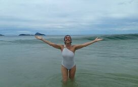 Betty Faria arrasa na praia aos 76 anos e serve de exemplos para outras "avós"