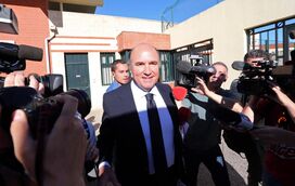 Vale e Azevedo faz vida de luxo mas diz que só tem 441 euros por mês. De onde vem o dinheiro do ex-presidente do Benfica?