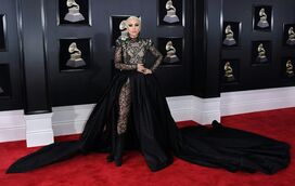 Lady Gaga lidera glamour na passadeira vermelha dos prémios Grammy
