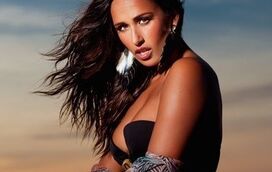 Rita Pereira nua no paraíso longe do namorado 