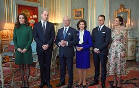Elegante, Kate exibe a barriguinha em almoço com reis da Suécia