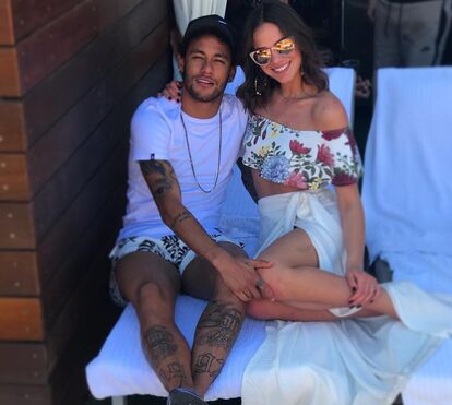 Bruna Marquezine enche Neymar de mimos antes de o jogador passar por cirurgia