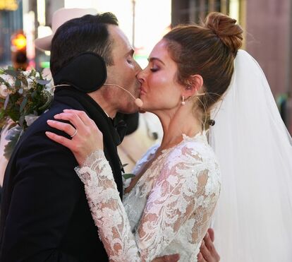 A atriz e apresentadora Maria Menounos casou na passagem de ano em plena Times Square
