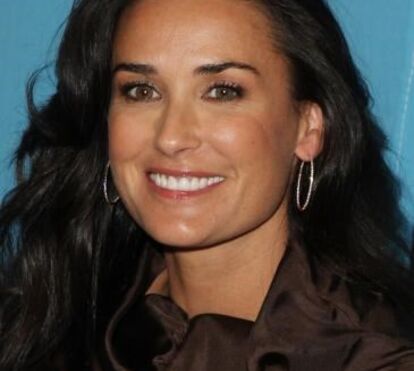 Demi Moore namora com Nick Jones, 30 anos mais novo