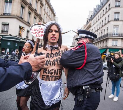 Manifestação em 'topless' leva polícia a atuar 