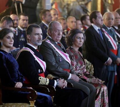 Letizia arrasa de veludo azul em cerimónia oficial
