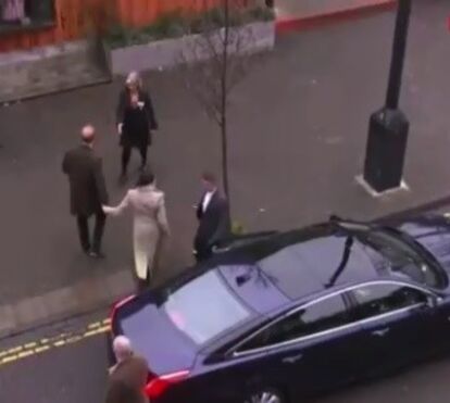 Harry afasta mão da noiva, Megahn Markle