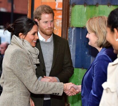 Príncipe Harry empurra a mão de Meghan Markle em 2.º compromisso oficial 