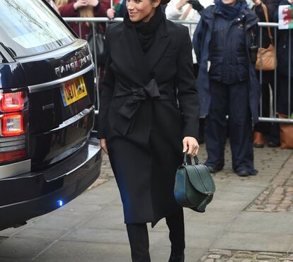 Meghan escolhe look preto de mais de 2 mil euros para compromisso oficial 